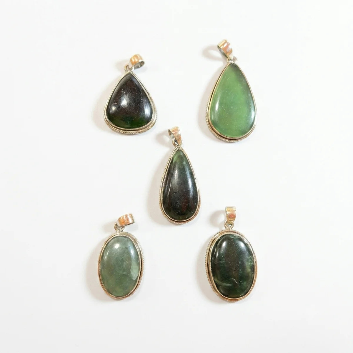 Colgante jade engarzado – Prosperidad y serenidad