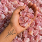 Pulsera Cuarzo Rosa – amor y equilibrio emocional en IMILLA. Minerales naturales y piezas con intención para amor propio, cuidado personal y conexión diaria.