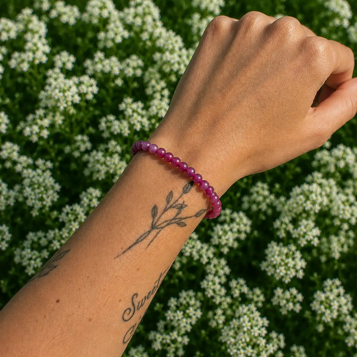 Pulsera Rubí Zoisita – vitalidad y crecimiento en IMILLA. Minerales naturales y piezas con intención para energía y  conexión diaria.