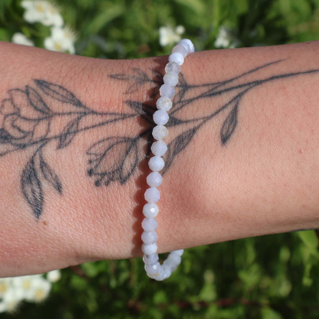 Pulsera calcedonia 4mm facetada – Calma y equilibrio