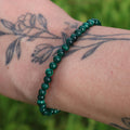 Pulsera malaquita 4mm – Transformación y protección